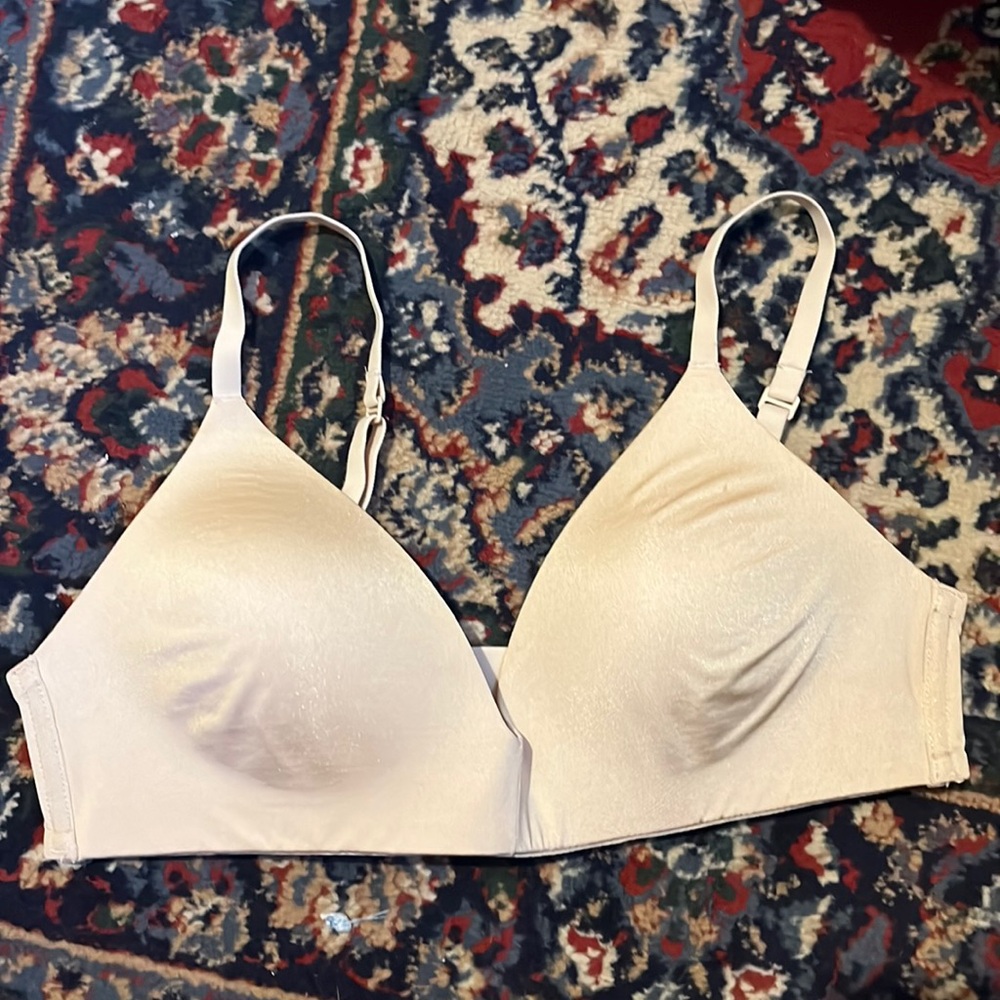 LIKE NEW! Skims wireless form t-shirt demi bra. Super soft!